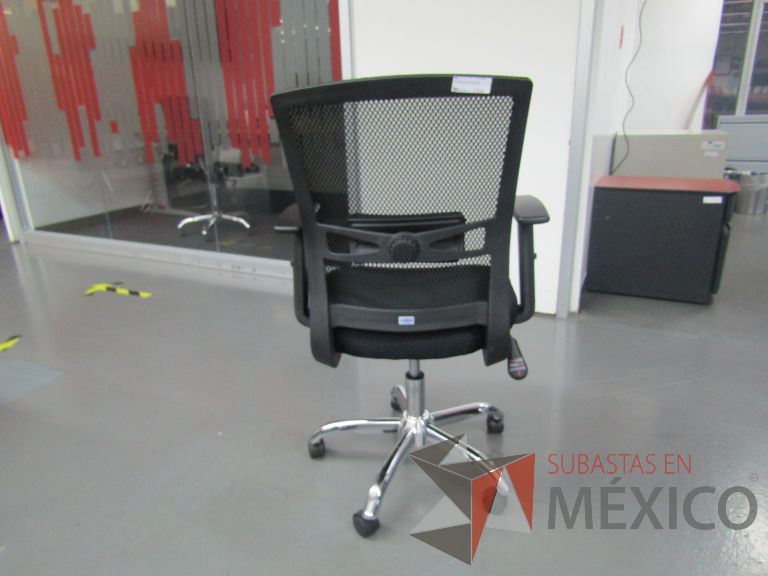 Lote 372 - 5 Sillas ejecutivas con ruedas, descansabrazos, respaldo en malla y asiento en tela color negro - Imagen 4