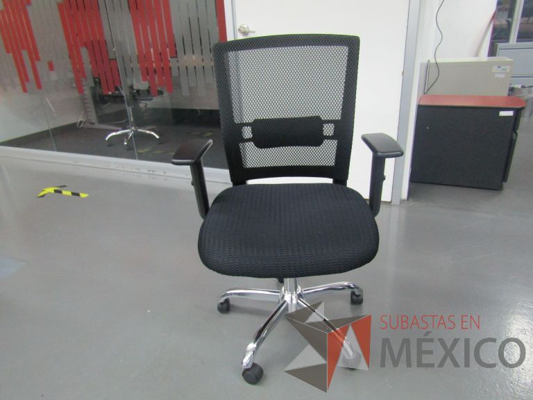 Lote 372 - 5 Sillas ejecutivas con ruedas, descansabrazos, respaldo en malla y asiento en tela color negro