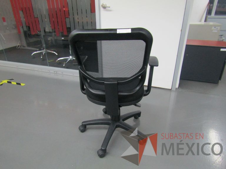 Lote 370 - 5 Sillas ejecutivas con ruedas, descansabrazos, respaldo en malla y asiento en tela color negro - Imagen 4