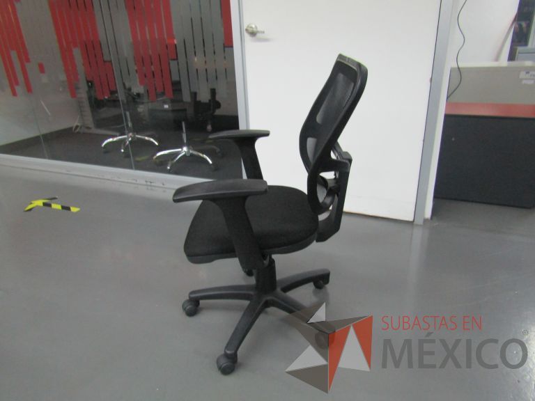 Lote 141 - Silla ejecutiva con ruedas, descansabrazos, respaldo en malla y asiento en tela color negro - Imagen 3
