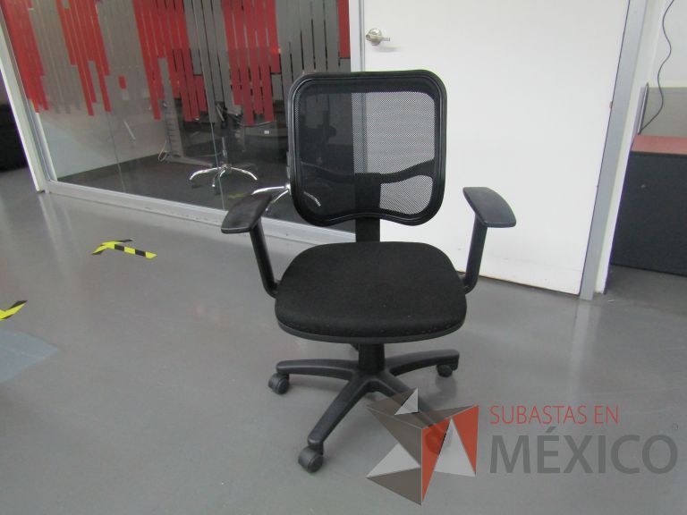 Lote 370 - 5 Sillas ejecutivas con ruedas, descansabrazos, respaldo en malla y asiento en tela color negro