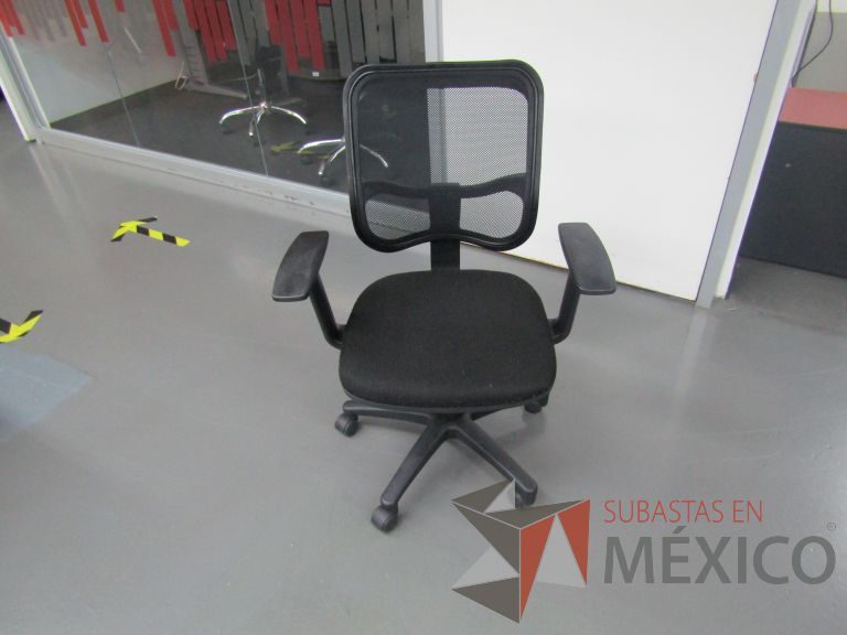 Lote 141 - Silla ejecutiva con ruedas, descansabrazos, respaldo en malla y asiento en tela color negro - Imagen 2