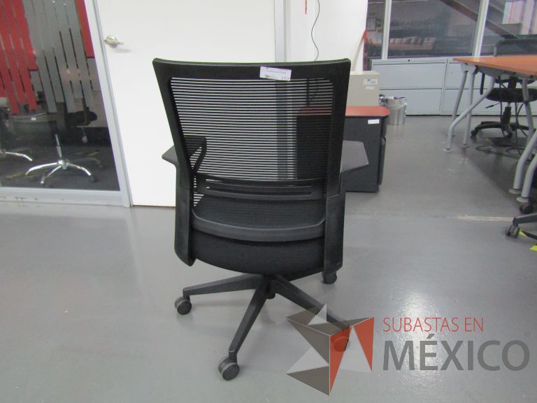 Lote 368 - 4 Sillas ejecutivas con ruedas, descansabrazos, respaldo en malla y asiento en tela color negro - Imagen 3