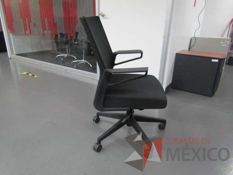 Lote 368 - 4 Sillas ejecutivas con ruedas, descansabrazos, respaldo en malla y asiento en tela color negro - Imagen 2