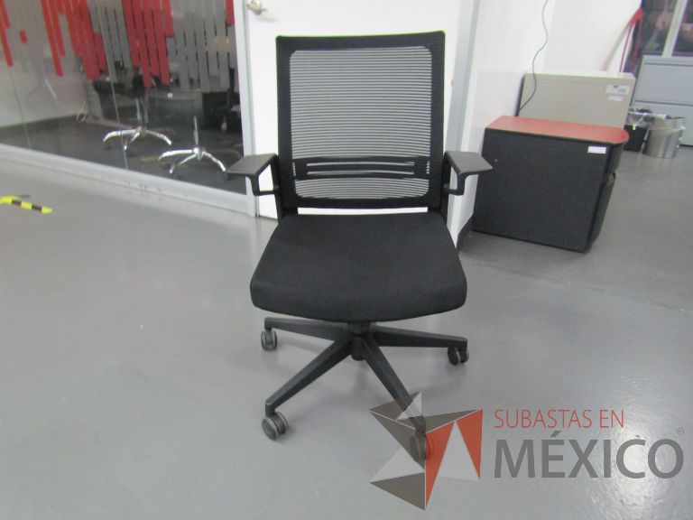 Lote 368 - 4 Sillas ejecutivas con ruedas, descansabrazos, respaldo en malla y asiento en tela color negro