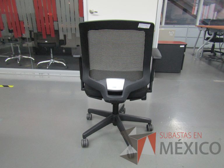 Lote 138 - Silla ejecutiva con ruedas, descansabrazos, respaldo en malla y asiento en tela color negro - Imagen 6