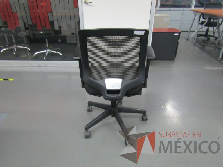 Lote 366 - 4 Sillas ejecutivas con ruedas, descansabrazos, respaldo en malla y asiento en tela color negro - Imagen 5