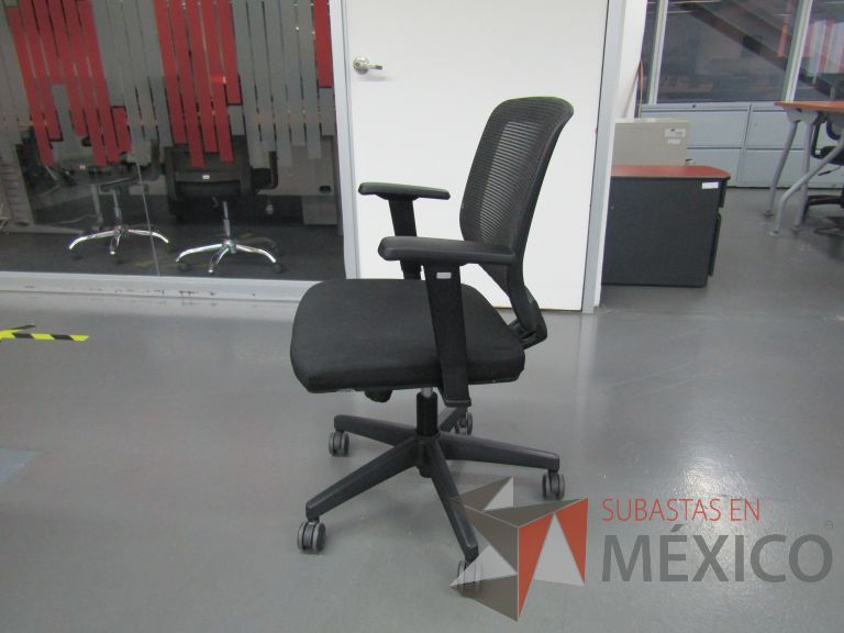 Lote 138 - Silla ejecutiva con ruedas, descansabrazos, respaldo en malla y asiento en tela color negro - Imagen 4