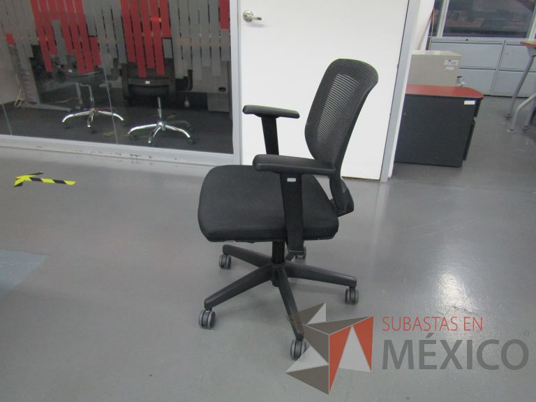 Lote 138 - Silla ejecutiva con ruedas, descansabrazos, respaldo en malla y asiento en tela color negro - Imagen 3