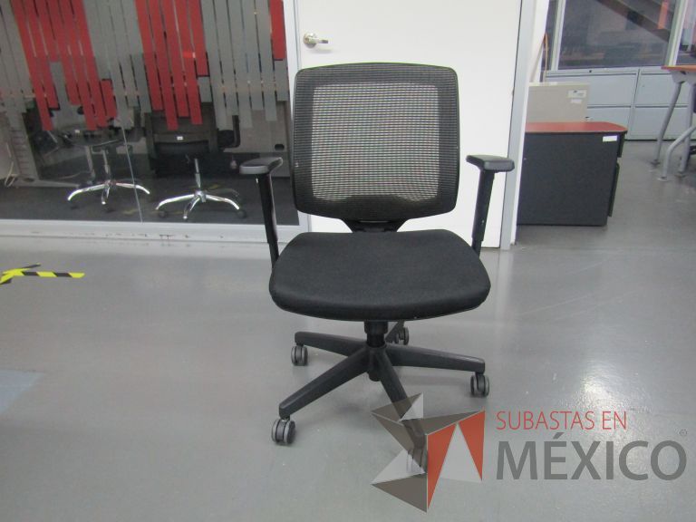 Lote 138 - Silla ejecutiva con ruedas, descansabrazos, respaldo en malla y asiento en tela color negro