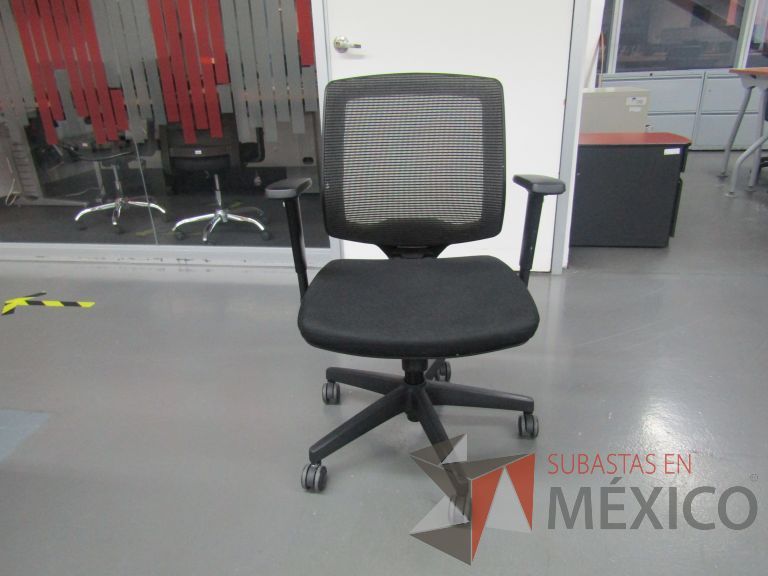 Lote 366 - 4 Sillas ejecutivas con ruedas, descansabrazos, respaldo en malla y asiento en tela color negro - Imagen 3