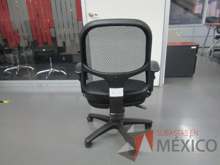 Lote 143 - Silla ejecutiva con ruedas, descansabrazos, respaldo en malla y asiento en tela color negro - Imagen 4