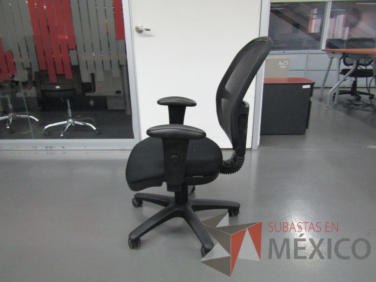 Lote 143 - Silla ejecutiva con ruedas, descansabrazos, respaldo en malla y asiento en tela color negro - Imagen 3