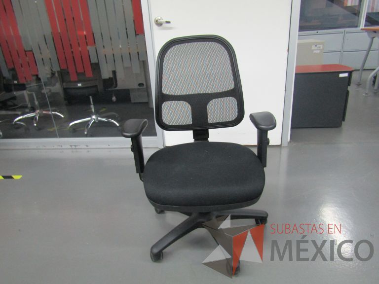 Lote 143 - Silla ejecutiva con ruedas, descansabrazos, respaldo en malla y asiento en tela color negro - Imagen 2