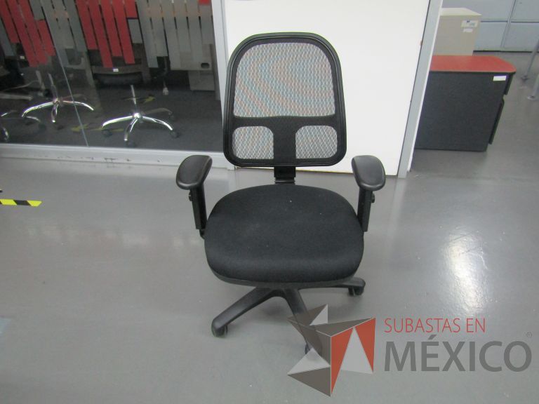 Lote 143 - Silla ejecutiva con ruedas, descansabrazos, respaldo en malla y asiento en tela color negro