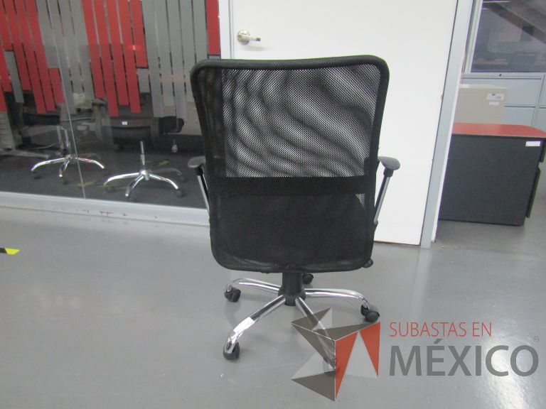 Lote 376 - 5 Sillas ejecutivas con ruedas, descansabrazos, respaldo en malla y asiento en tela color negro - Imagen 4