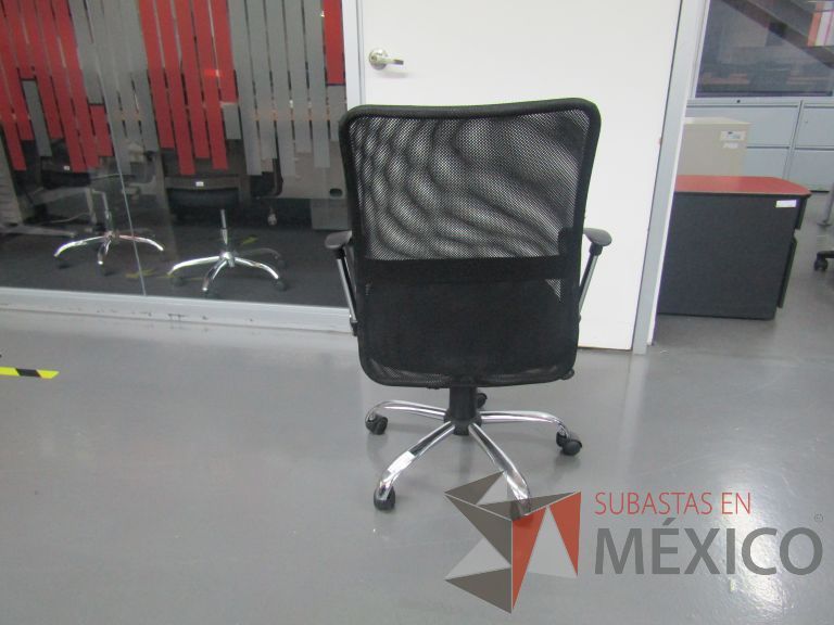 Lote 376 - 5 Sillas ejecutivas con ruedas, descansabrazos, respaldo en malla y asiento en tela color negro - Imagen 7