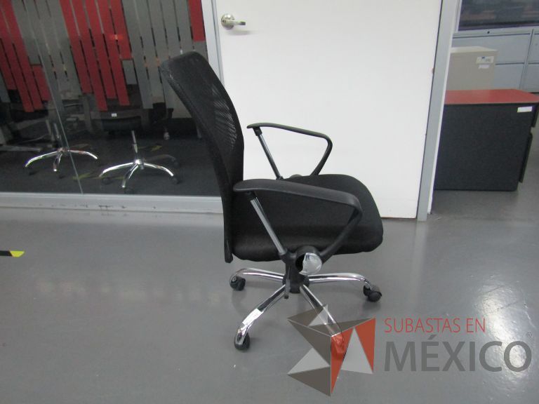 Lote 149 - Silla ejecutiva con ruedas, descansabrazos, respaldo en malla y asiento en tela color negro - Imagen 4