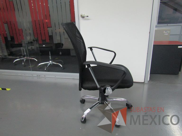 Lote 149 - Silla ejecutiva con ruedas, descansabrazos, respaldo en malla y asiento en tela color negro - Imagen 3