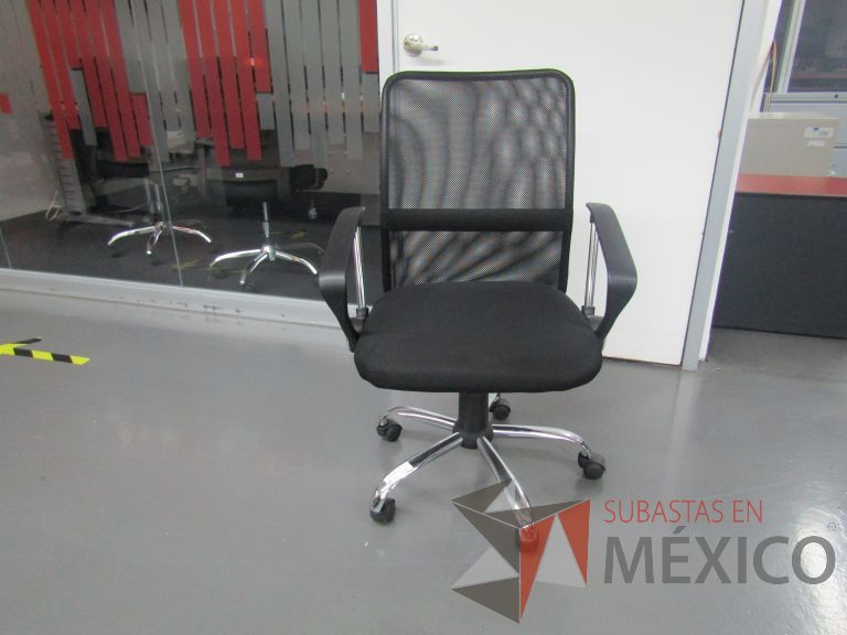 Lote 149 - Silla ejecutiva con ruedas, descansabrazos, respaldo en malla y asiento en tela color negro