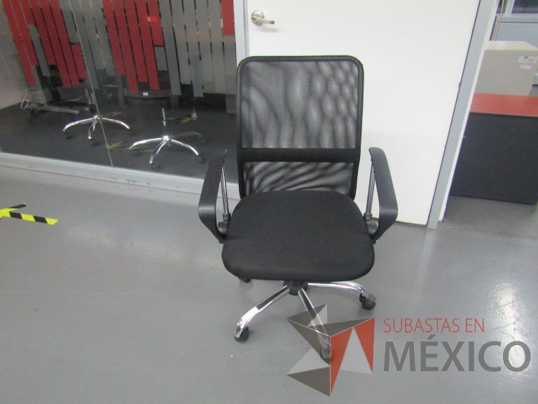 Lote 149 - Silla ejecutiva con ruedas, descansabrazos, respaldo en malla y asiento en tela color negro - Imagen 2