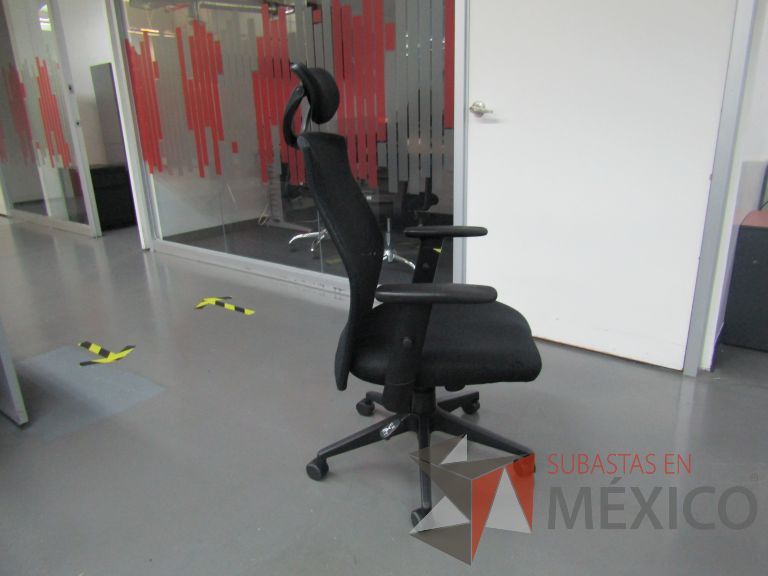 Lote 148 - Silla ejecutiva con ruedas, descansabrazos, cabecera, respaldo en malla y asiento en tela color negro - Imagen 4