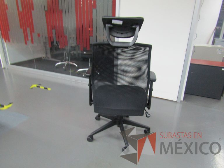 Lote 148 - Silla ejecutiva con ruedas, descansabrazos, cabecera, respaldo en malla y asiento en tela color negro - Imagen 2