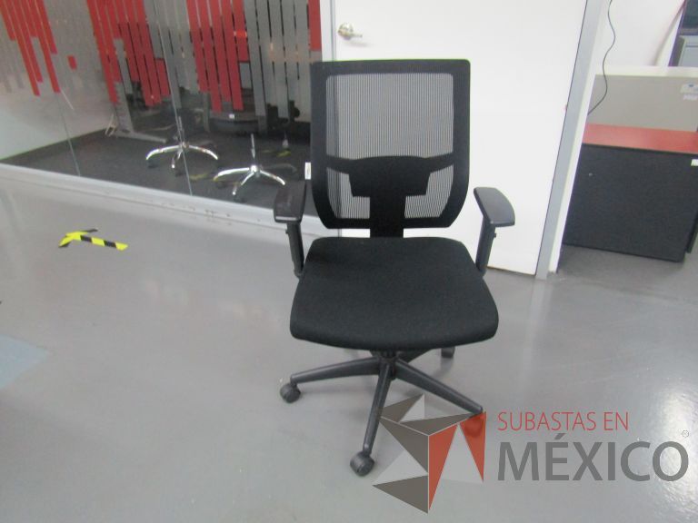 Lote 151 - Silla ejecutiva con ruedas, descansabrazos, respaldo en malla y asiento en tela color negro