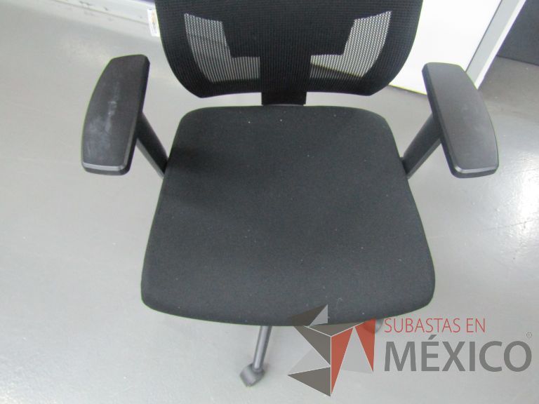 Lote 151 - Silla ejecutiva con ruedas, descansabrazos, respaldo en malla y asiento en tela color negro - Imagen 6