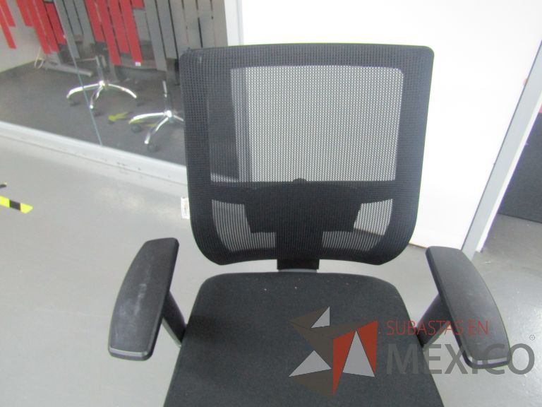 Lote 151 - Silla ejecutiva con ruedas, descansabrazos, respaldo en malla y asiento en tela color negro - Imagen 5
