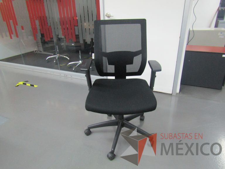 Lote 151 - Silla ejecutiva con ruedas, descansabrazos, respaldo en malla y asiento en tela color negro - Imagen 4