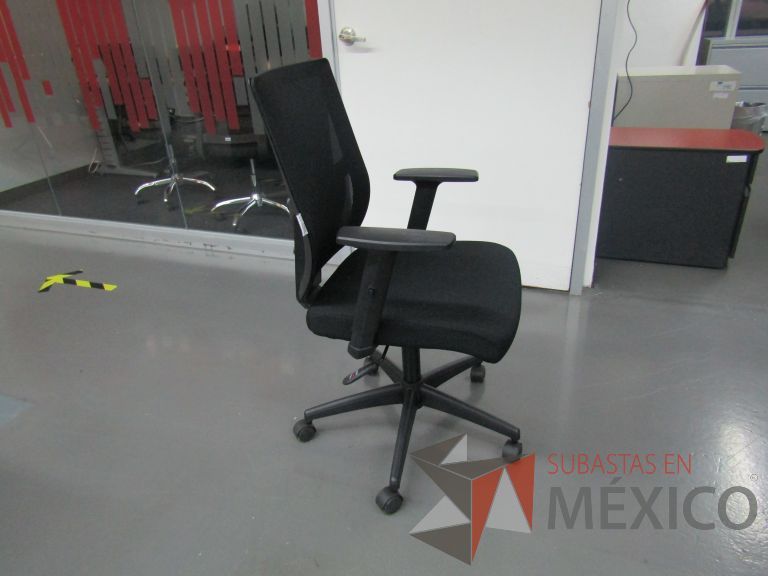 Lote 151 - Silla ejecutiva con ruedas, descansabrazos, respaldo en malla y asiento en tela color negro - Imagen 3