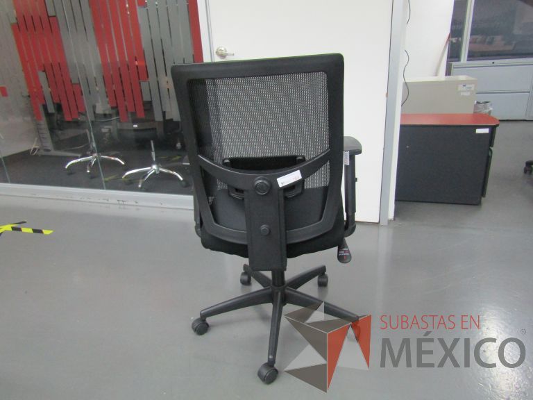 Lote 151 - Silla ejecutiva con ruedas, descansabrazos, respaldo en malla y asiento en tela color negro - Imagen 2