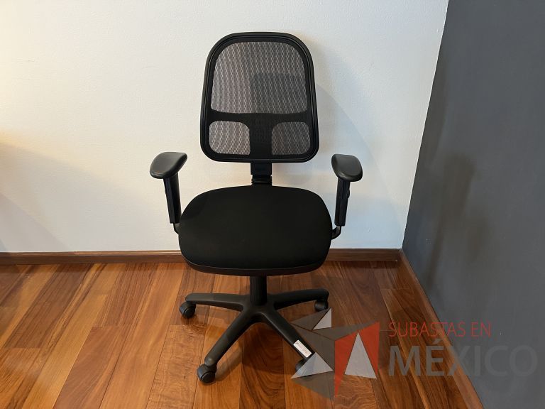 Lote 678 - Silla ejecutiva con ruedas, descansabrazos, respaldo en malla y asiento en tela color negro