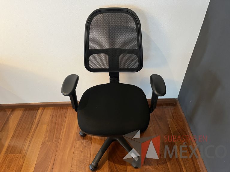 Lote 065 - Silla ejecutiva con ruedas, descansabrazos, respaldo en malla y asiento en tela color negro