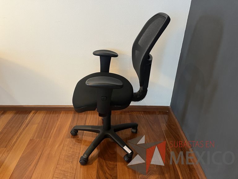 Lote 678 - Silla ejecutiva con ruedas, descansabrazos, respaldo en malla y asiento en tela color negro - Imagen 3