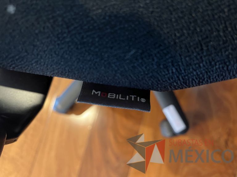 Lote 678 - Silla ejecutiva con ruedas, descansabrazos, respaldo en malla y asiento en tela color negro - Imagen 4