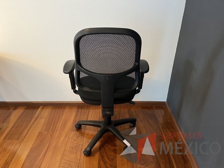 Lote 065 - Silla ejecutiva con ruedas, descansabrazos, respaldo en malla y asiento en tela color negro - Imagen 5