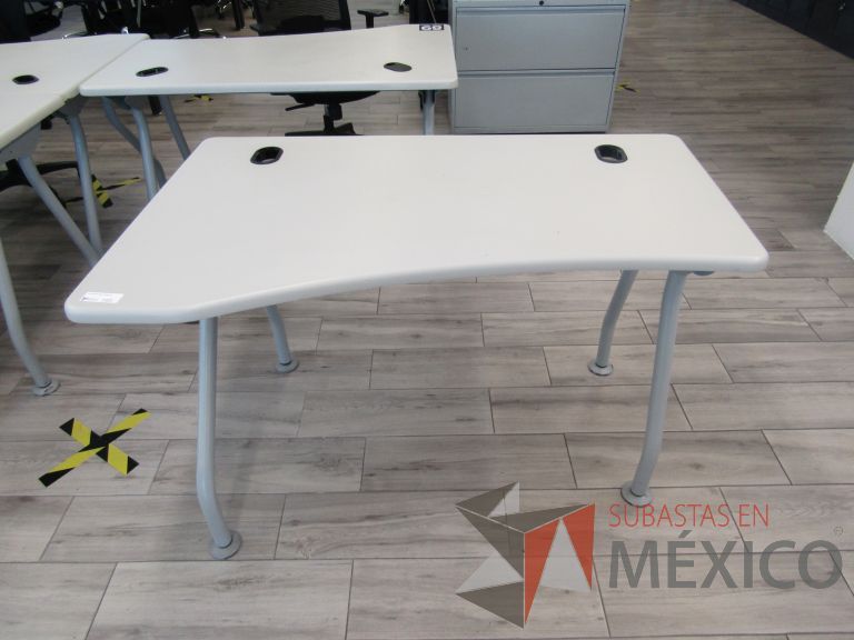 Lote 152 - Mesa de trabajo, patas metálicas y cubierta color beige con orificios para cable