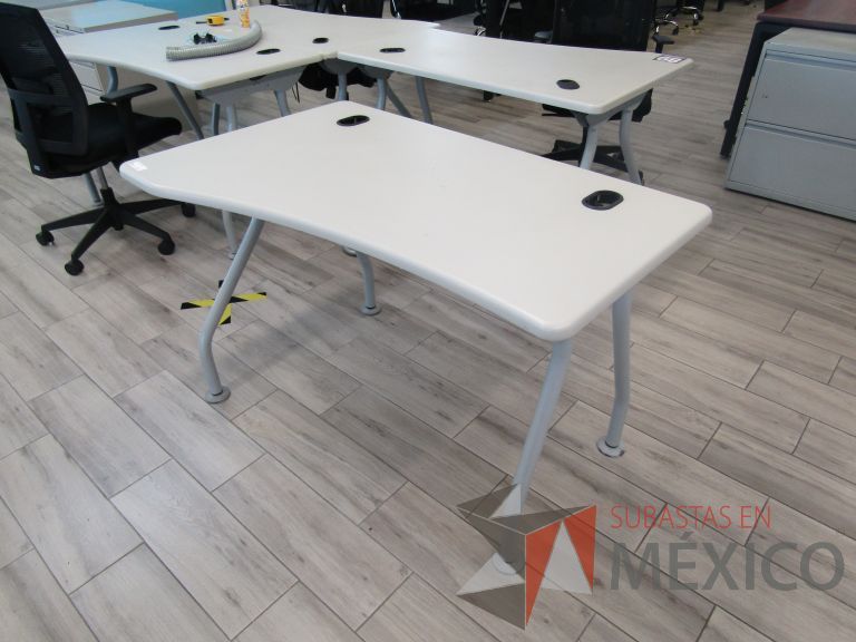 Lote 152 - Mesa de trabajo, patas metálicas y cubierta color beige con orificios para cable - Imagen 7