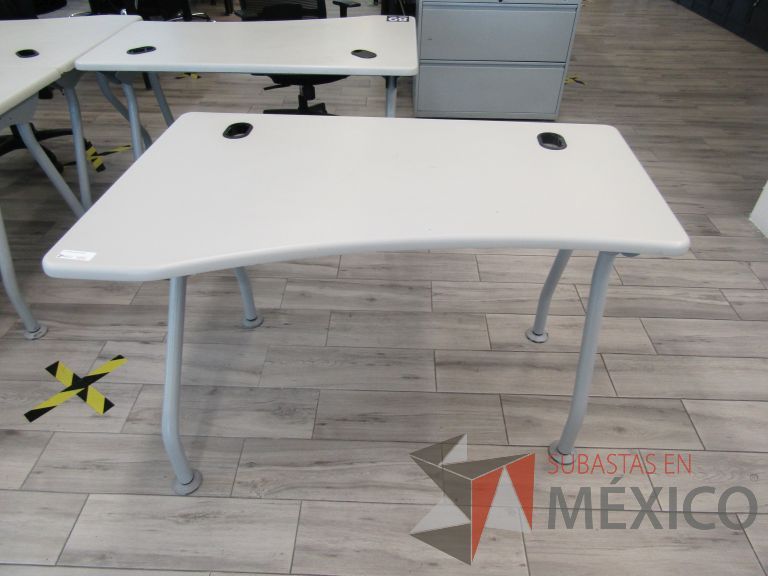Lote 152 - Mesa de trabajo, patas metálicas y cubierta color beige con orificios para cable - Imagen 5