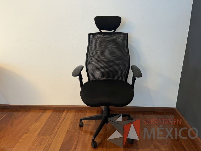 Lote 066 - Silla ejecutiva con ruedas, descansabrazos, cabecera, respaldo en malla y asiento en tela color negro - Imagen 2