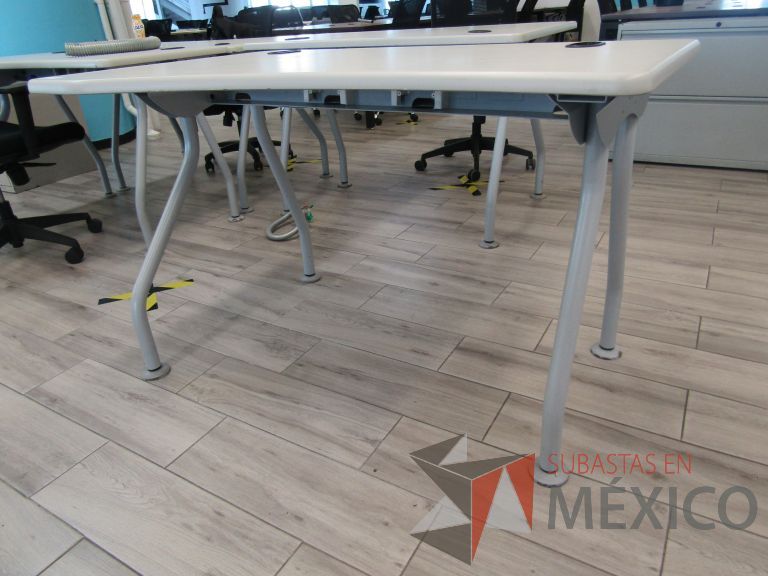 Lote 152 - Mesa de trabajo, patas metálicas y cubierta color beige con orificios para cable - Imagen 9