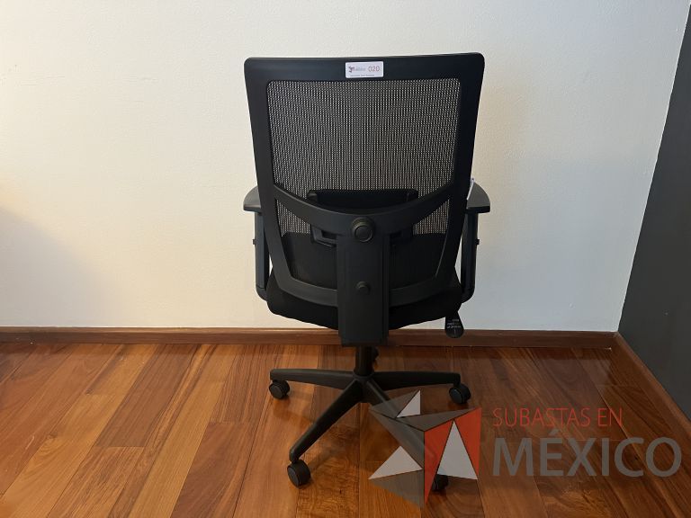 Lote 067 - Silla ejecutiva con ruedas, descansabrazos, respaldo en malla y asiento en tela color negro - Imagen 3