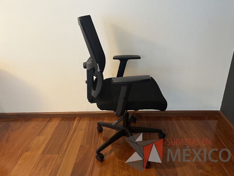 Lote 067 - Silla ejecutiva con ruedas, descansabrazos, respaldo en malla y asiento en tela color negro - Imagen 4