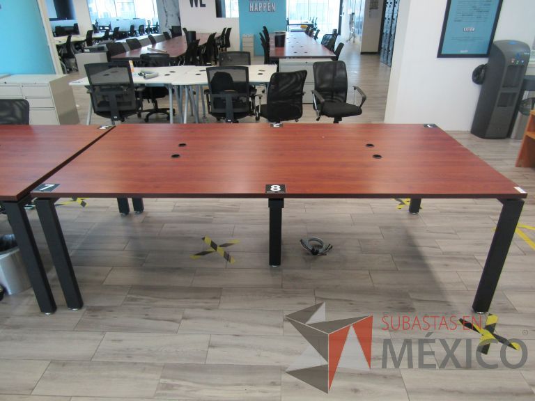 Lote 096 - Mesa de trabajo, patas metálicas y cubierta color café - Imagen 2
