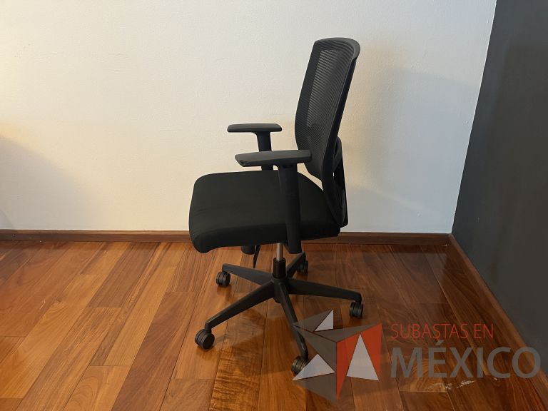 Lote 068 - Silla ejecutiva con ruedas, descansabrazos, respaldo en malla y asiento en tela color negro - Imagen 3