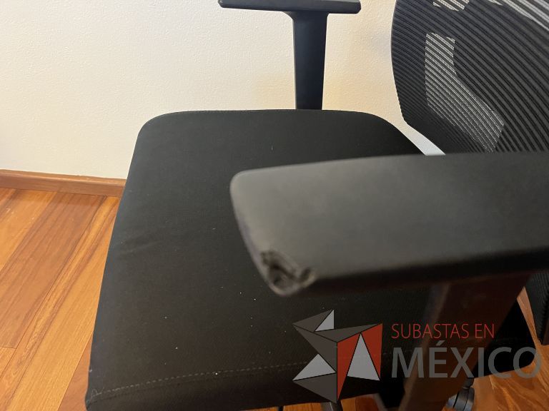 Lote 068 - Silla ejecutiva con ruedas, descansabrazos, respaldo en malla y asiento en tela color negro - Imagen 5