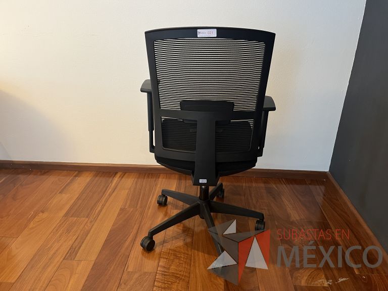 Lote 068 - Silla ejecutiva con ruedas, descansabrazos, respaldo en malla y asiento en tela color negro - Imagen 4