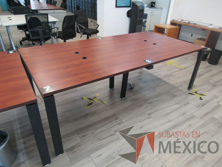 Lote 096 - Mesa de trabajo, patas metálicas y cubierta color café - Imagen 3